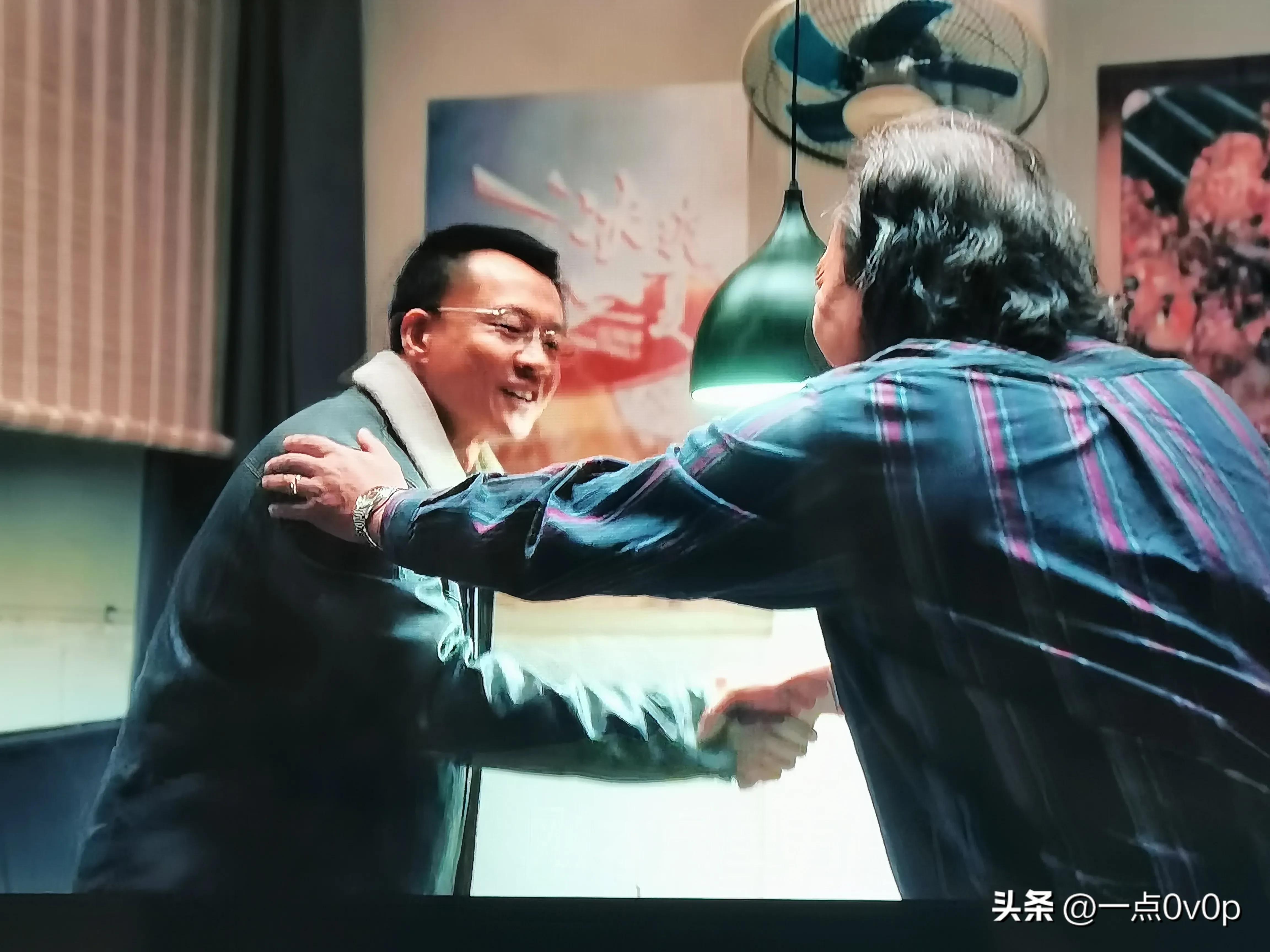 明明是求人办事，马队长却伙同猪队友把人的脸按在地上摩擦…