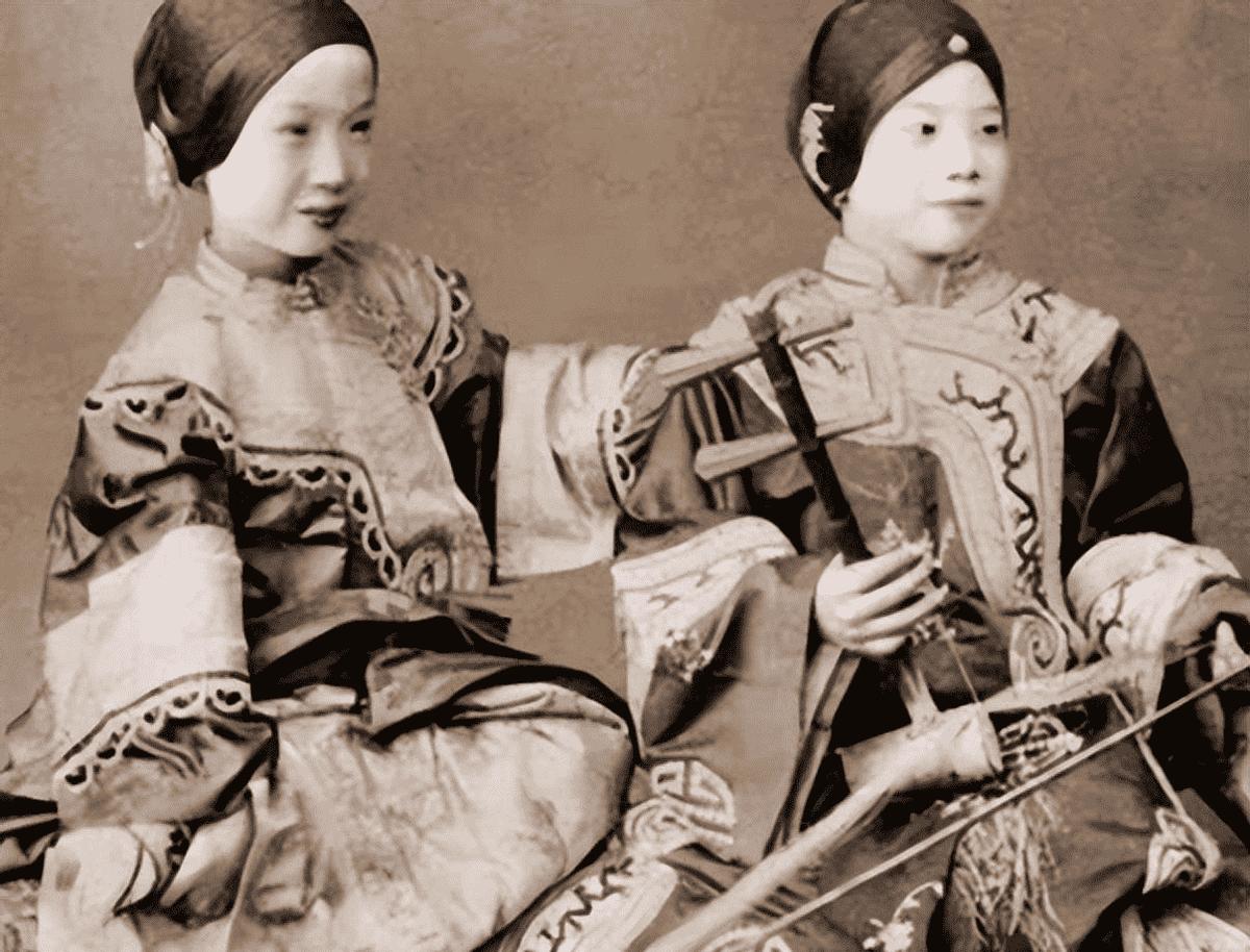 女子身着日本侵华军装露脸,女子穿日军军服拍照被抓