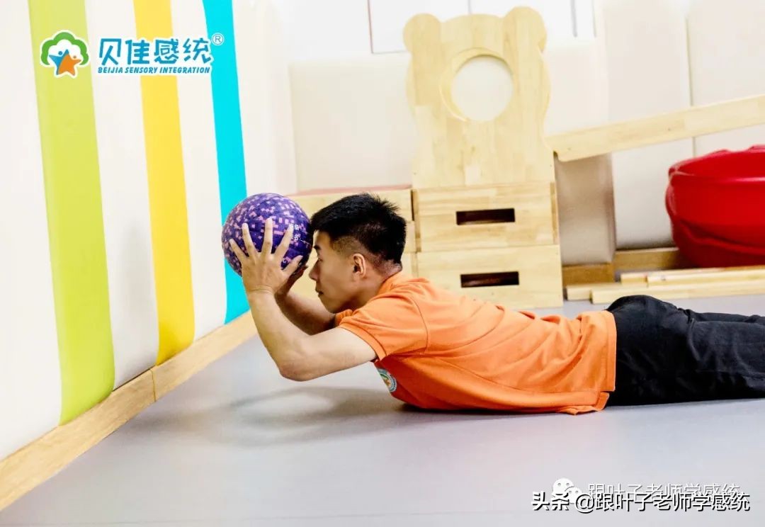 小孩不合群被孤立怎么办,孩子内向被排挤的正确方法