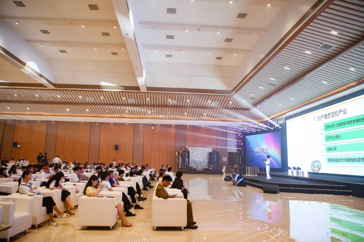 时代之光榜样力量|萨米特瓷砖荣登2023“年度领军品牌”