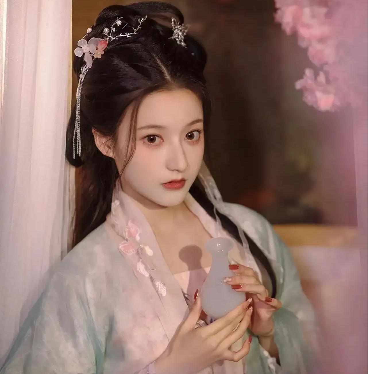 梅香骗翰林风月,梅香陷害了马馥芳的丫鬟