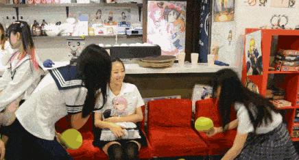 想问这姑娘衣服在哪买的,会不会挨揍?亮点