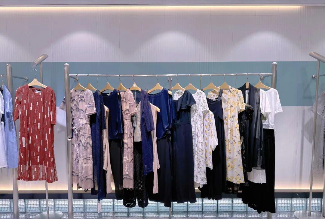 Maixia·露玛莉先2023夏品牌折扣女装桑蚕丝连衣裙上衣T恤裤裙穿搭