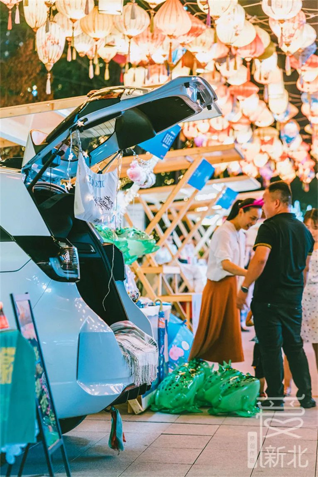 仲夏夜,逛“井井有条街·青年创业集市”,有生活有晚风也有故事……