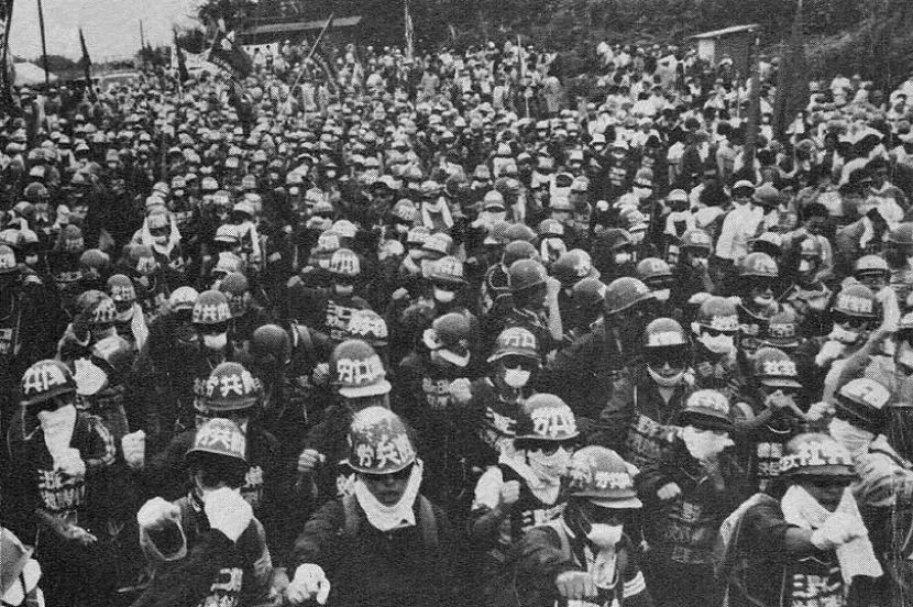 *鱼岛钓**属于中国!这群戴白头盔的日本人,为何会喊出这种口号?