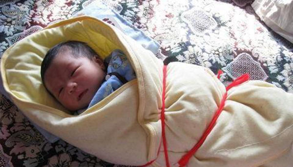 给新生儿包被的教程,夏季新生儿裹襁褓正确方法