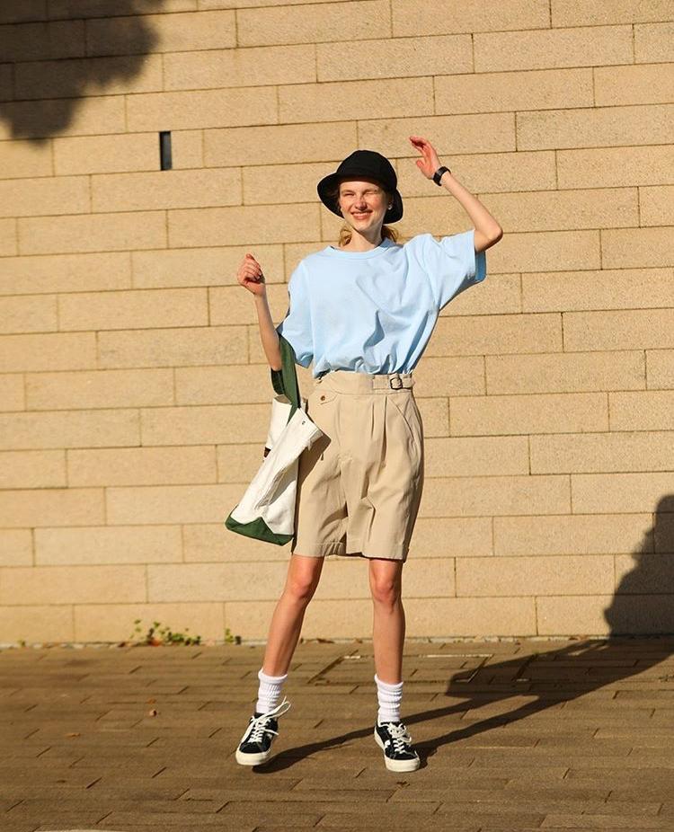 今年流行怎么穿t恤,今年最流行的减龄t恤