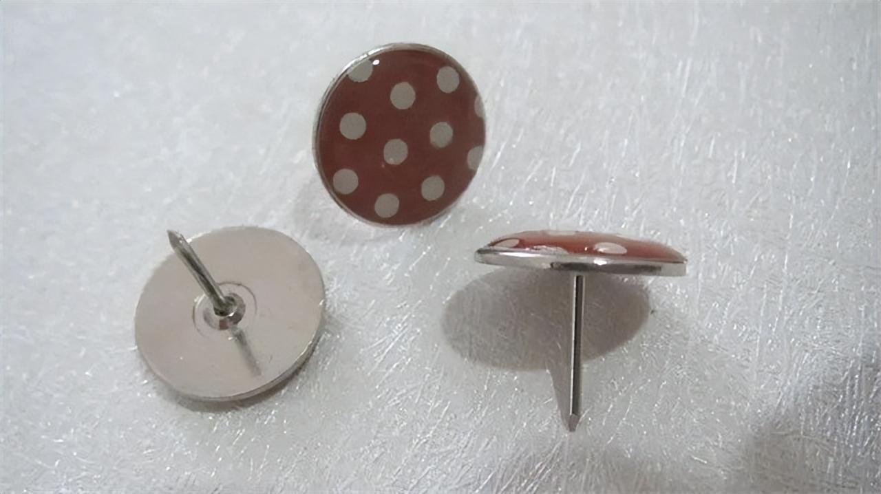 10年，美国夫妇领养6岁女孩后，家中怪事频发，意外发现养女22岁