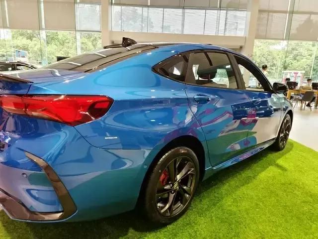 威朗progs白色街拍,威朗Progs白色出厂有黑顶吗