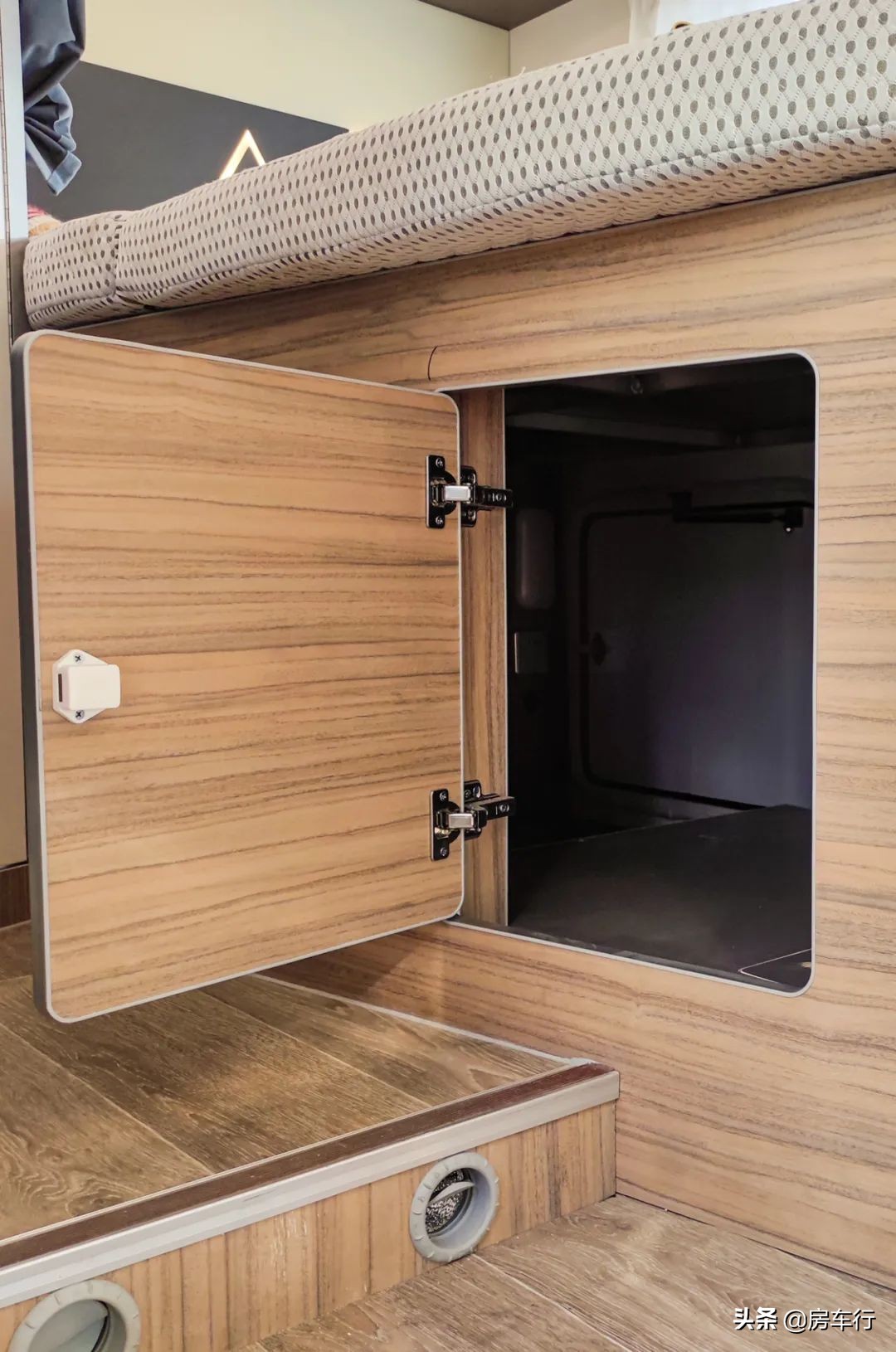 隔断式厨房，15度电+1700W太阳能，新星五十铃700P旅行官纵床版