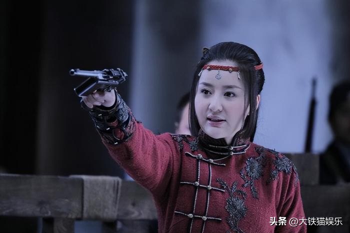 “荧幕女兵”的消亡史：蛇精脸、大浓妆，求你们别再*辱侮**战士了