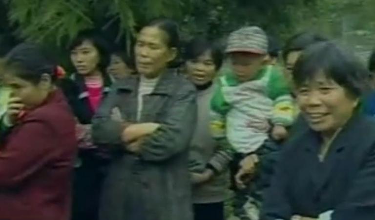 公公霸占儿媳6年，当着儿子的面行苟且之事，儿媳做法令人不解