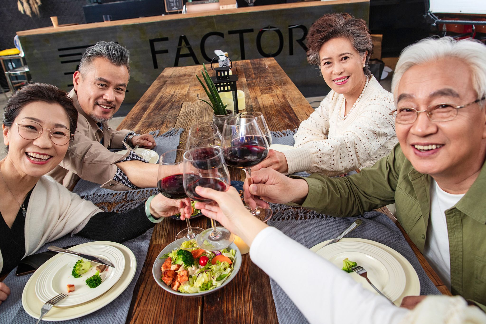 为什么喝水容易减肥,喝水会发胖吗不喝水能减肥