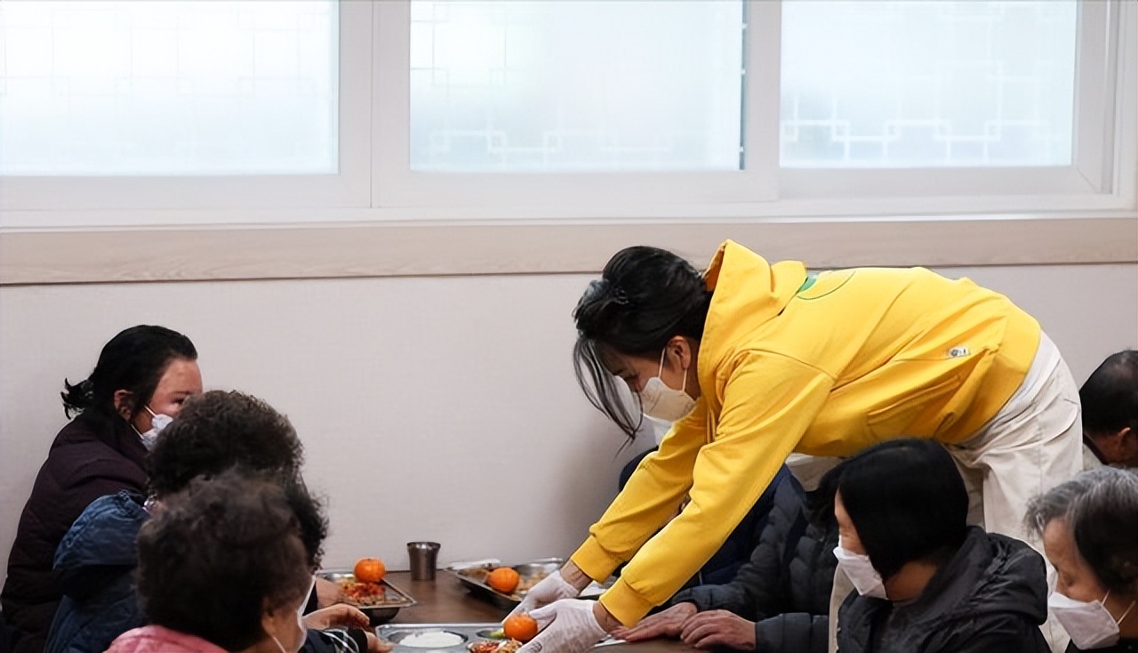 又被倪妮美到了,超温柔的韩系穿搭连帽卫衣