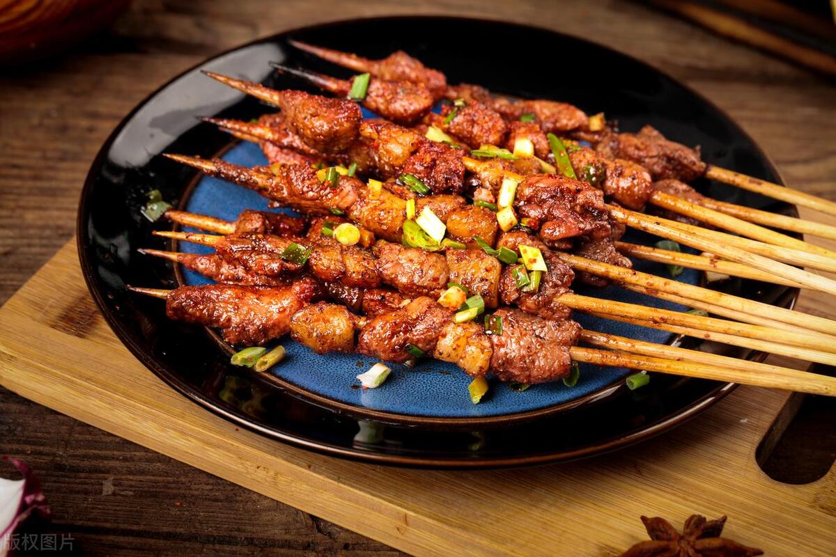 武汉挑战摆摊卖烧烤一年赚100万,90后开烧烤摊一年赚了100万