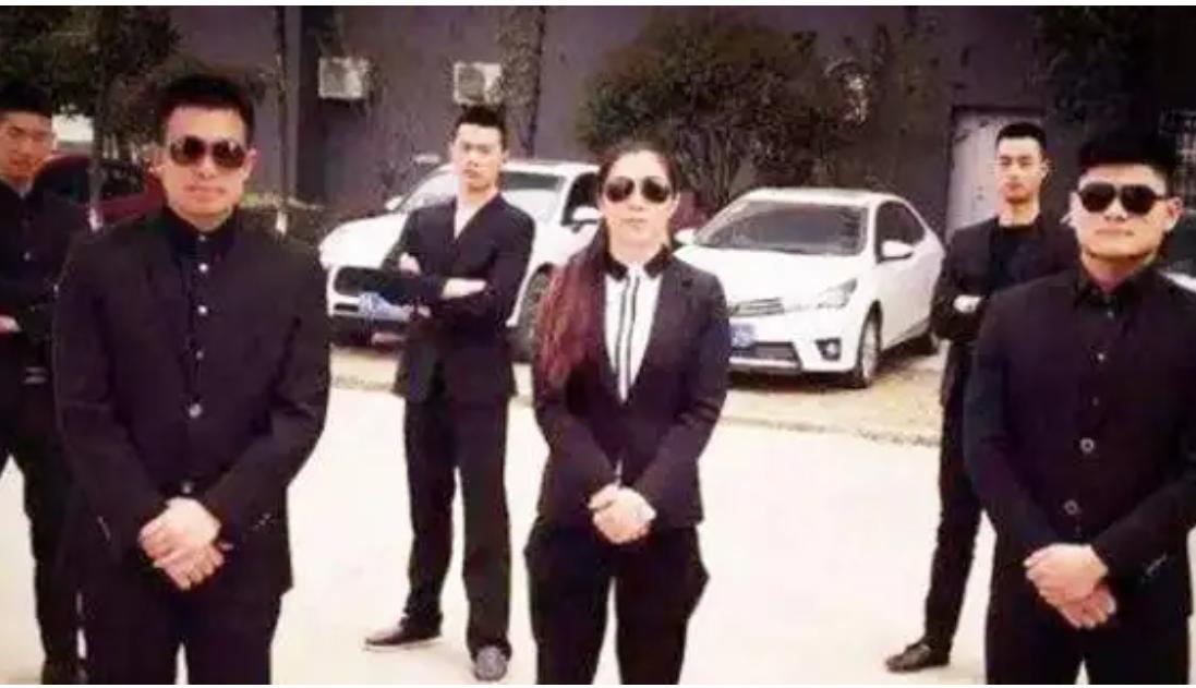 日本安倍晋三身边女保镖,安倍晋三女保镖最新消息