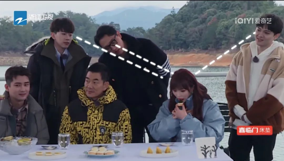 嘲笑女明星没吃过鱼子酱的男嘉宾,被嘲没吃过鱼子酱