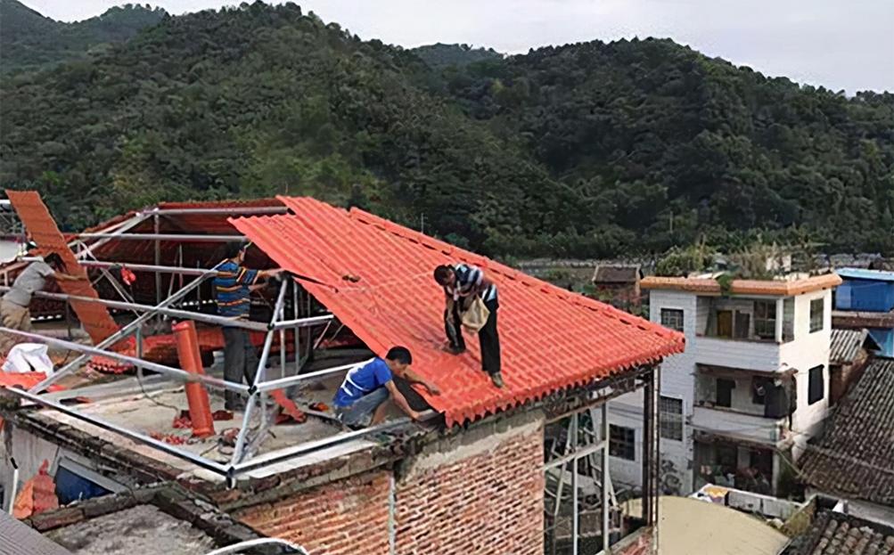 自建房房顶琉璃瓦利弊,树脂瓦红顶白底好用