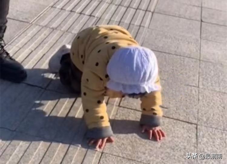 小孩模仿大人做白事,白事小孩模仿