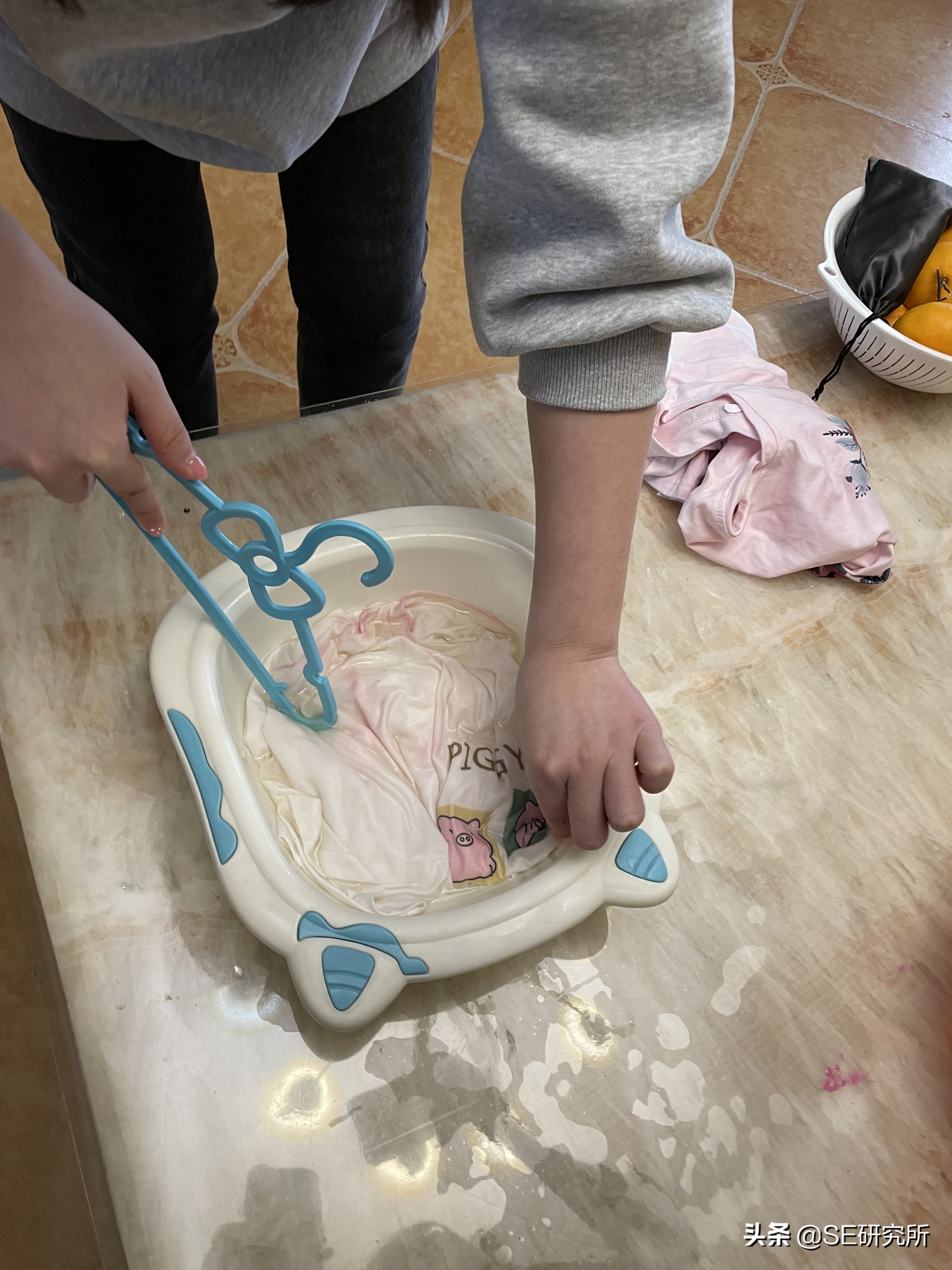 白色衣服被洗衣液荧光了怎么处理,白色衣服被荧光洗衣液染色