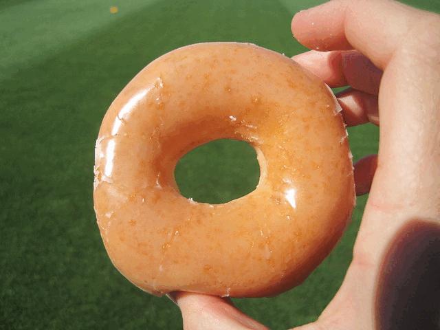 无需精细标记,单击物体实现物体移除、内容填补、场景替换