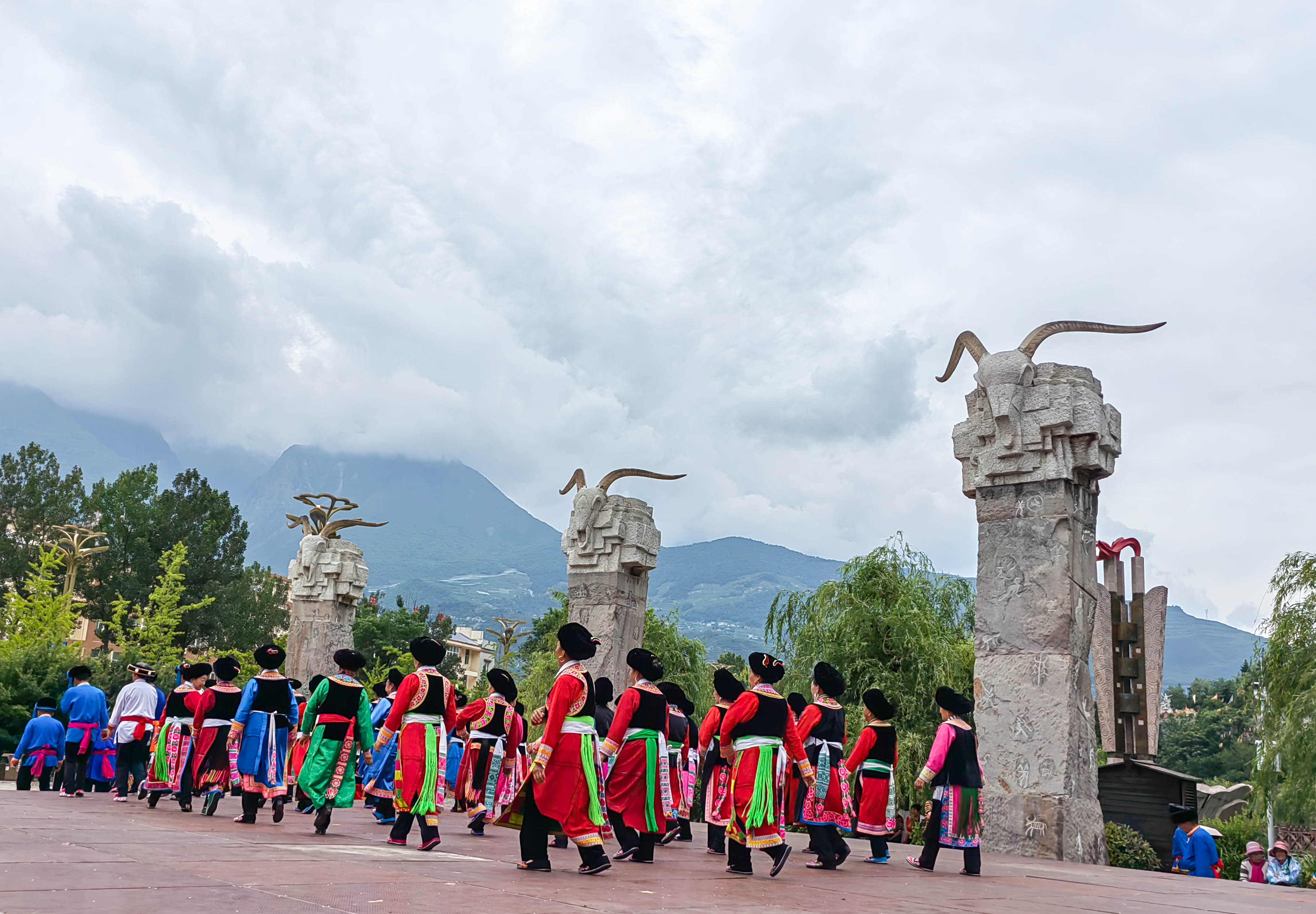 羌族云朵上的舞者,歌曲云朵上的羌族