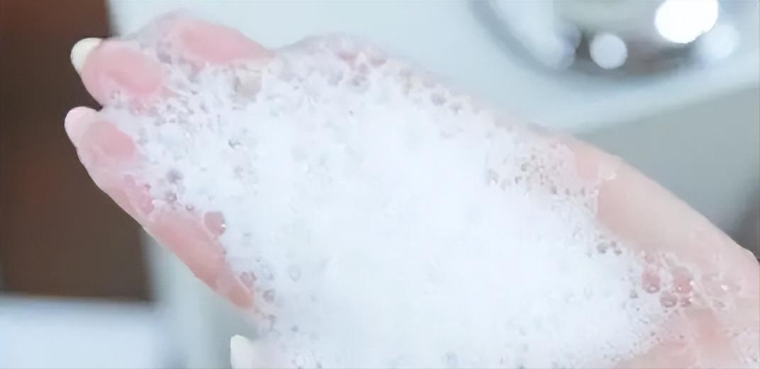 脸泛红是洗面奶的原因吗,为什么用完洗面奶脸会变白