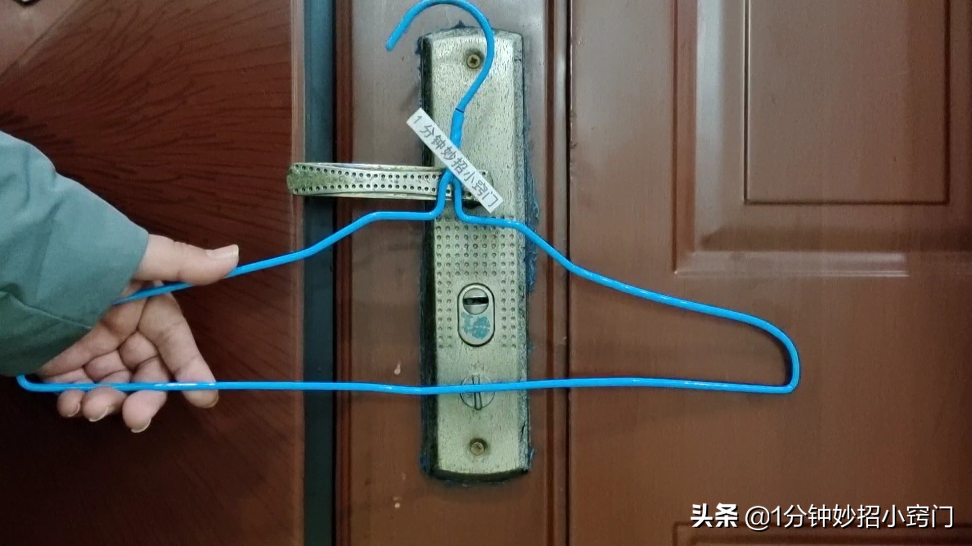 门把手放个衣架,利用转角放一个衣架实用又方便