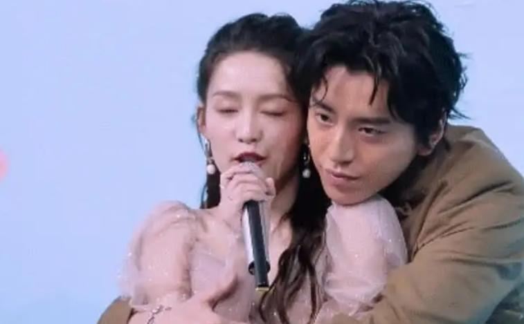 借拍戏之名，袭胸、摸腿、扯内衣，这些“咸猪手”，该管管了