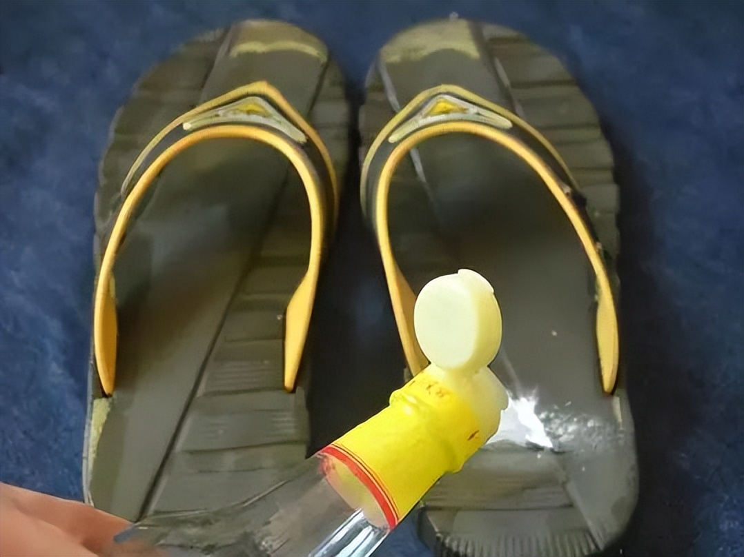 拖鞋上洗不掉的黄色污垢是什么,怎样清洗塑料拖鞋上的污垢