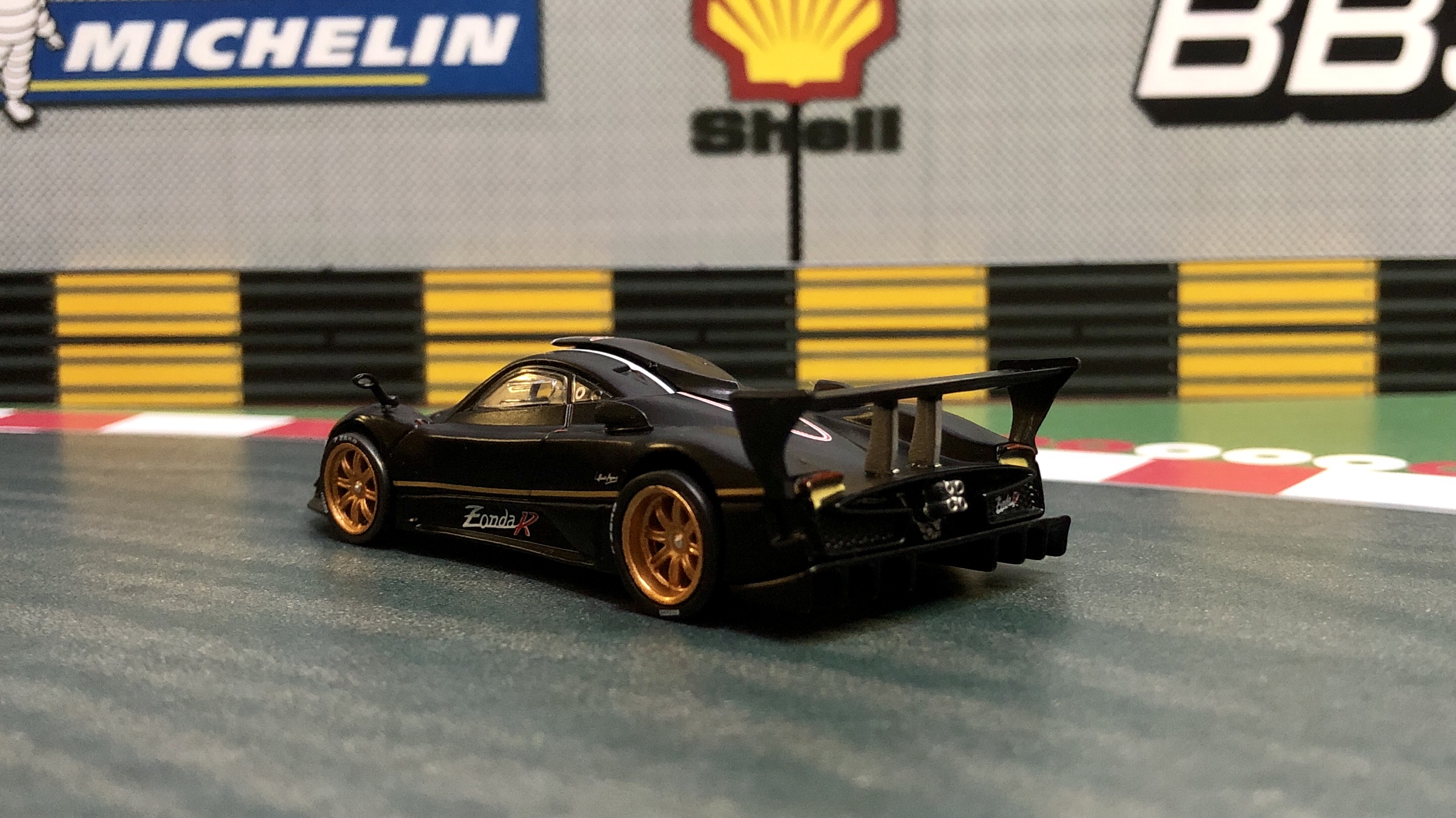 TarmacWorks的帕加尼ZondaR，可远观又可亵玩？