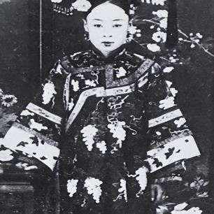 晚清老照片乞丐全身绑满破布取暖,晚清老照片戴枷示众