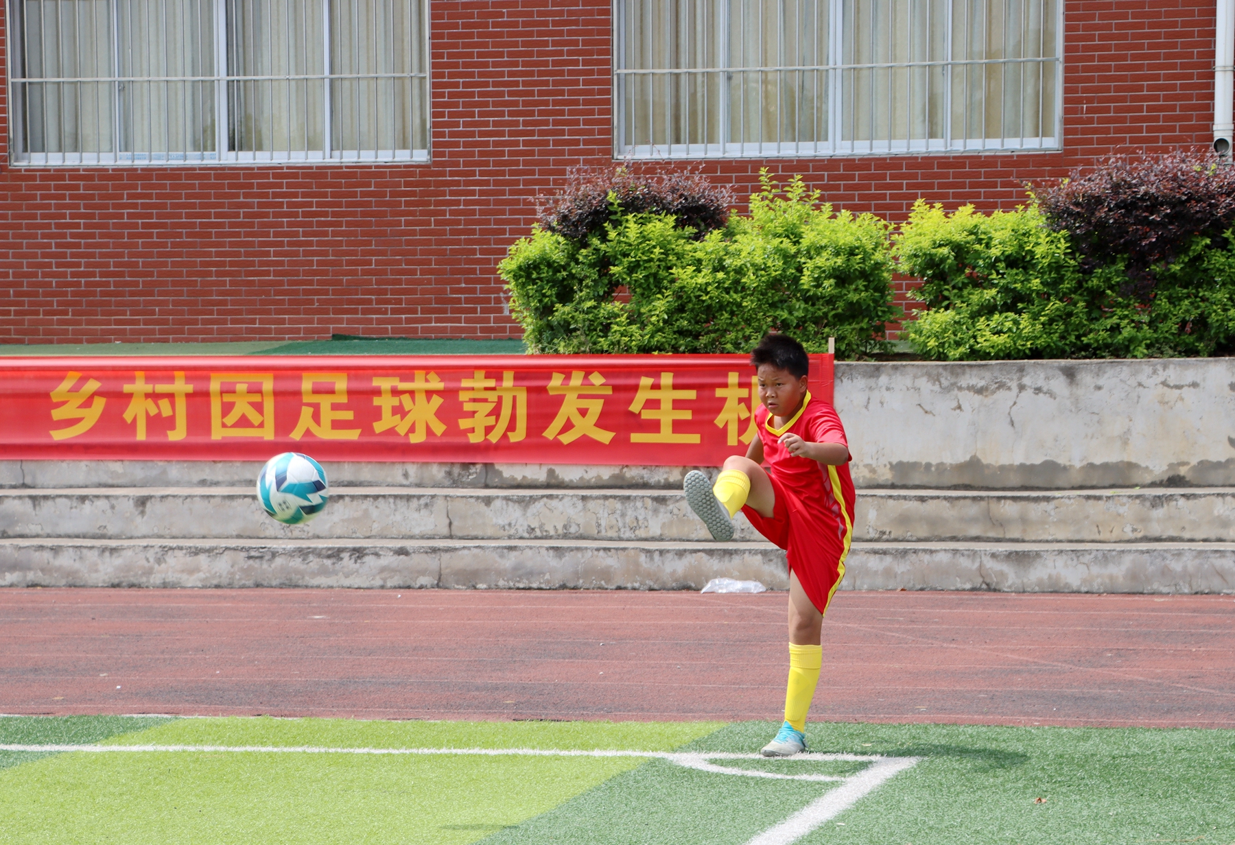 绿茵逐梦小学生校园足球联赛,足球少年逐梦绿茵场