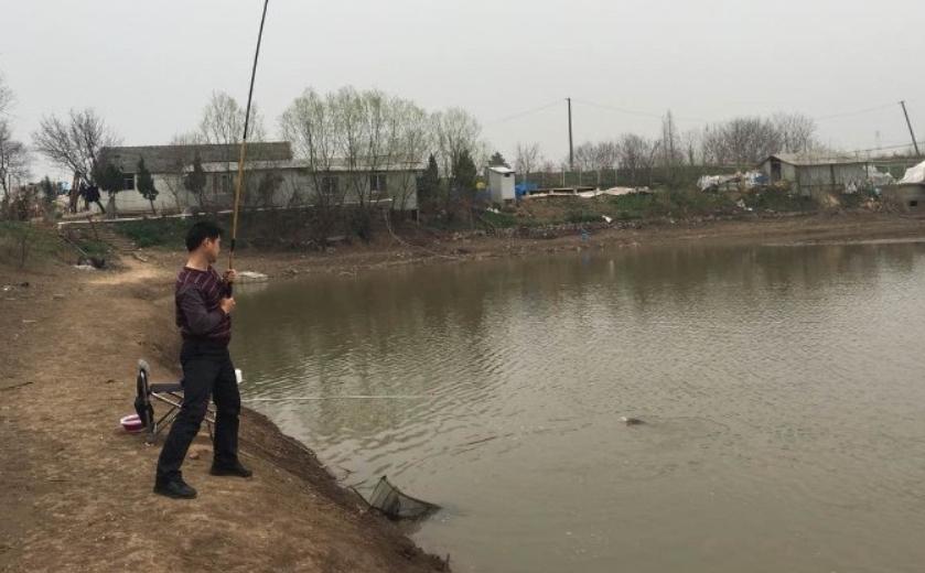 钓鲤鱼和草鱼调漂一样吗,钓鲤鱼和草鱼用什么饵