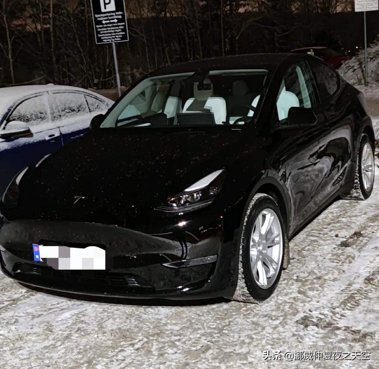 在挪威严冬12月开2021年上海出产的特斯拉YPerformance全轮驱动版