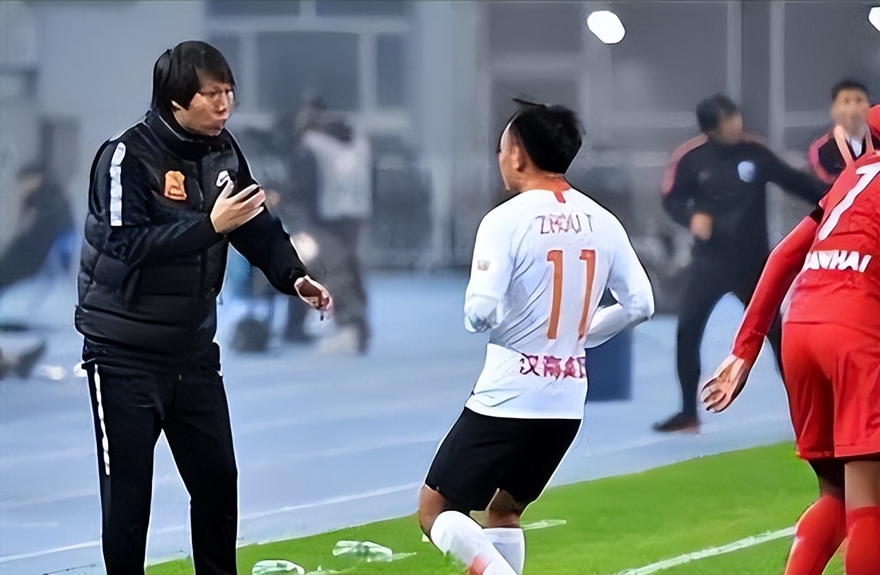 远走新西兰！李铁爱将晒中国护照驳移民传闻，承诺即将回国