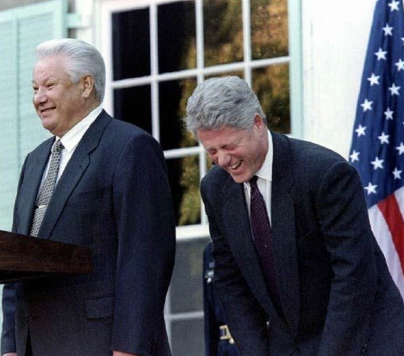 俄新书爆料：瞒着希拉里，叶利钦曾安排克林顿在克宫洗手间喝酒