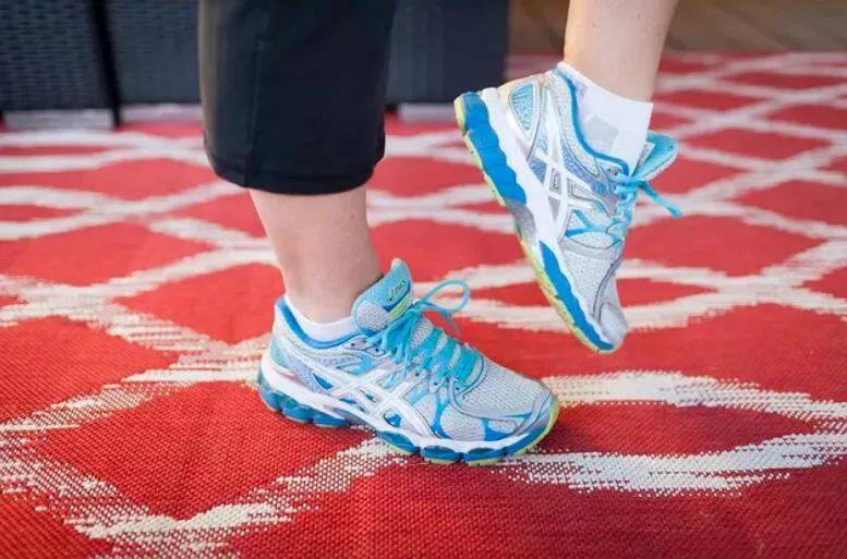 跑步脚踝疼的按摩方法,跑步锻炼脚踝关节的方法