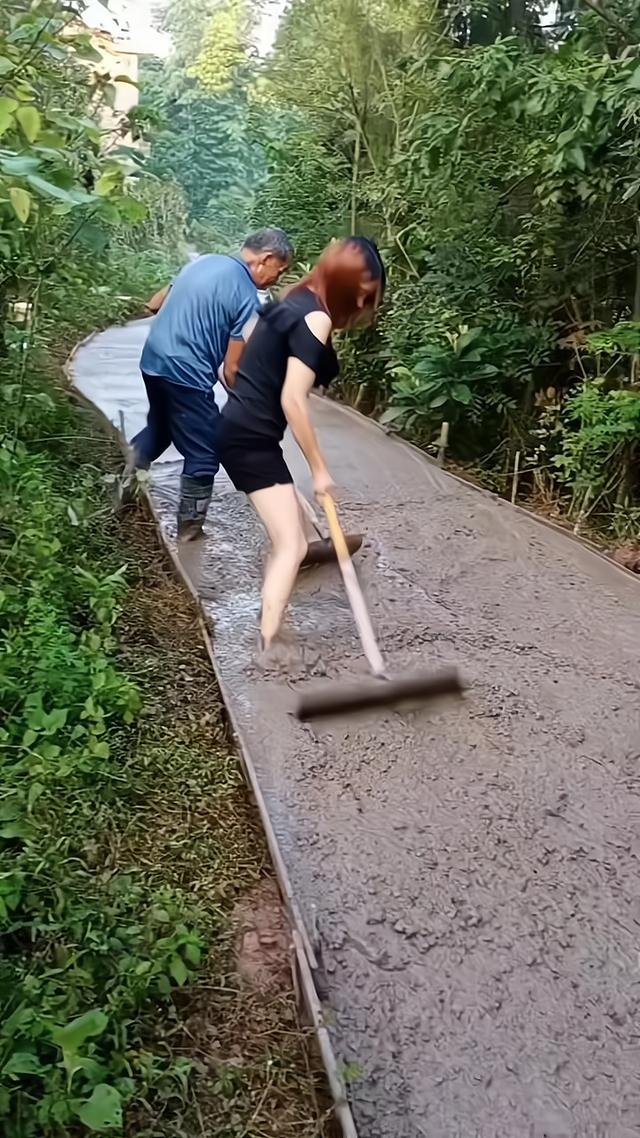 女大学生回老家修路,女大学生回村修路