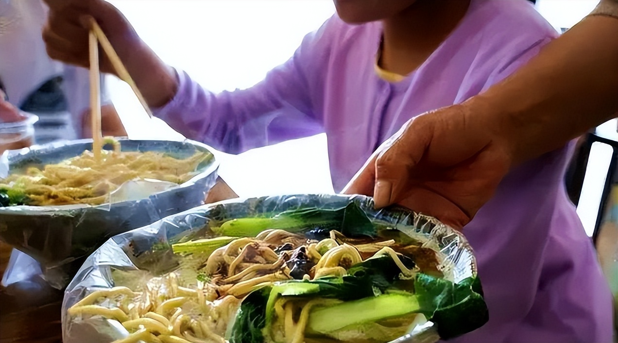 长点心！路边的小摊，都往碗里套个塑料袋，高温热汤直接倒在里面