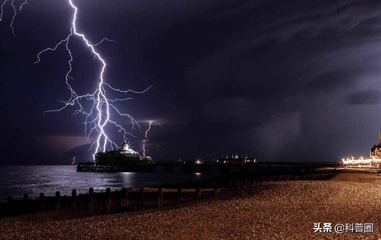 闪电的威力到底有多大劈到人,闪电的可怕威力