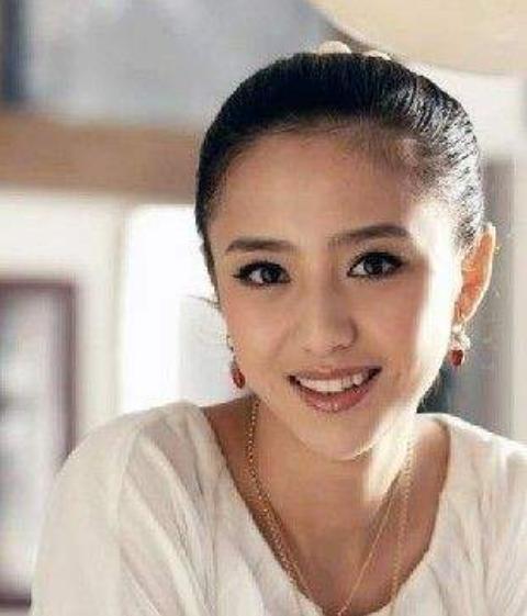 佟丽娅:父亲让她卑微,婚后容忍老公出轨,离婚后勇敢做自己