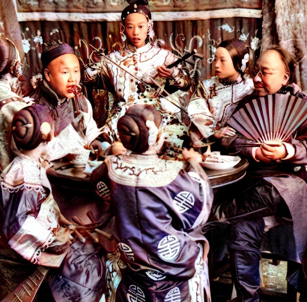 女子穿日军军装拍照被拘留,女子穿侵华日军服装摆拍新闻视频