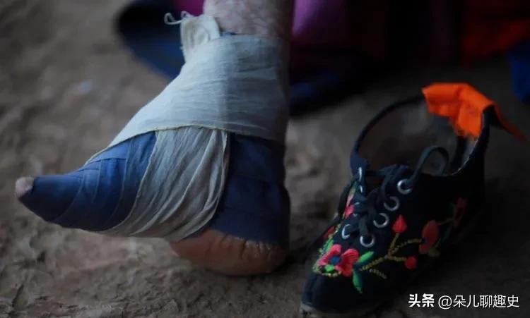 74岁大爷带小鞋鉴宝视频,大爷带三寸金莲鉴宝