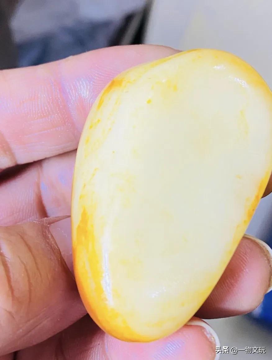 和田玉红绿混色真的假的,和田玉真假荧光对比