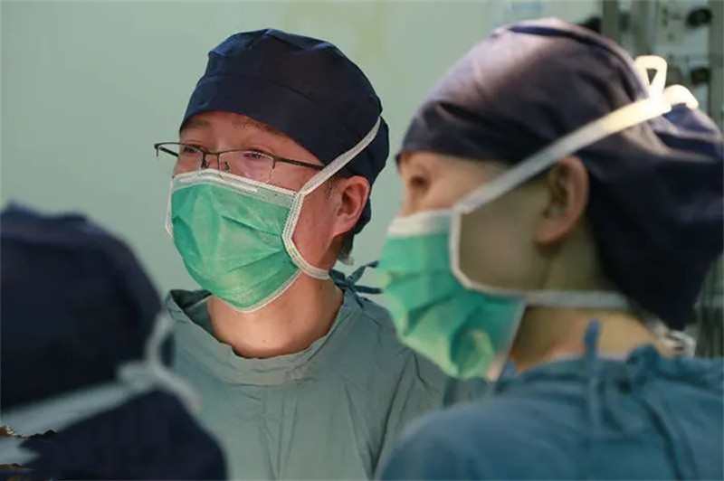 妈妈将子宫移植给孩子,2015年43岁母亲将子宫移植给女儿