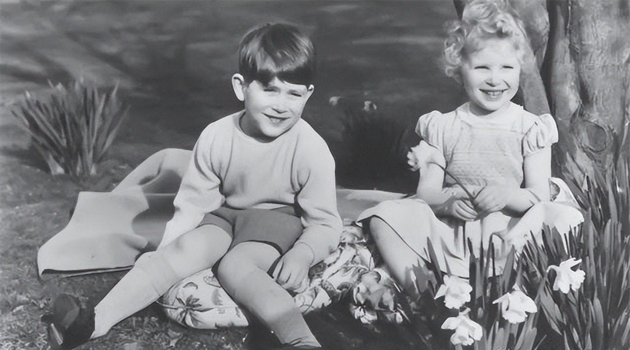 安妮公主向女王行屈膝礼,安妮公主给女王灵柩行屈膝礼