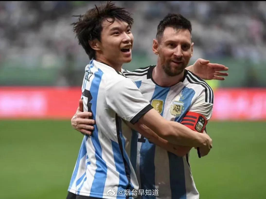 梅西球迷冲进球场,球迷冲进球场抱梅西鞋子