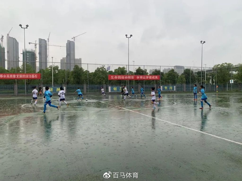 大雨浇不灭热爱!冒雨踢球太燃了吧