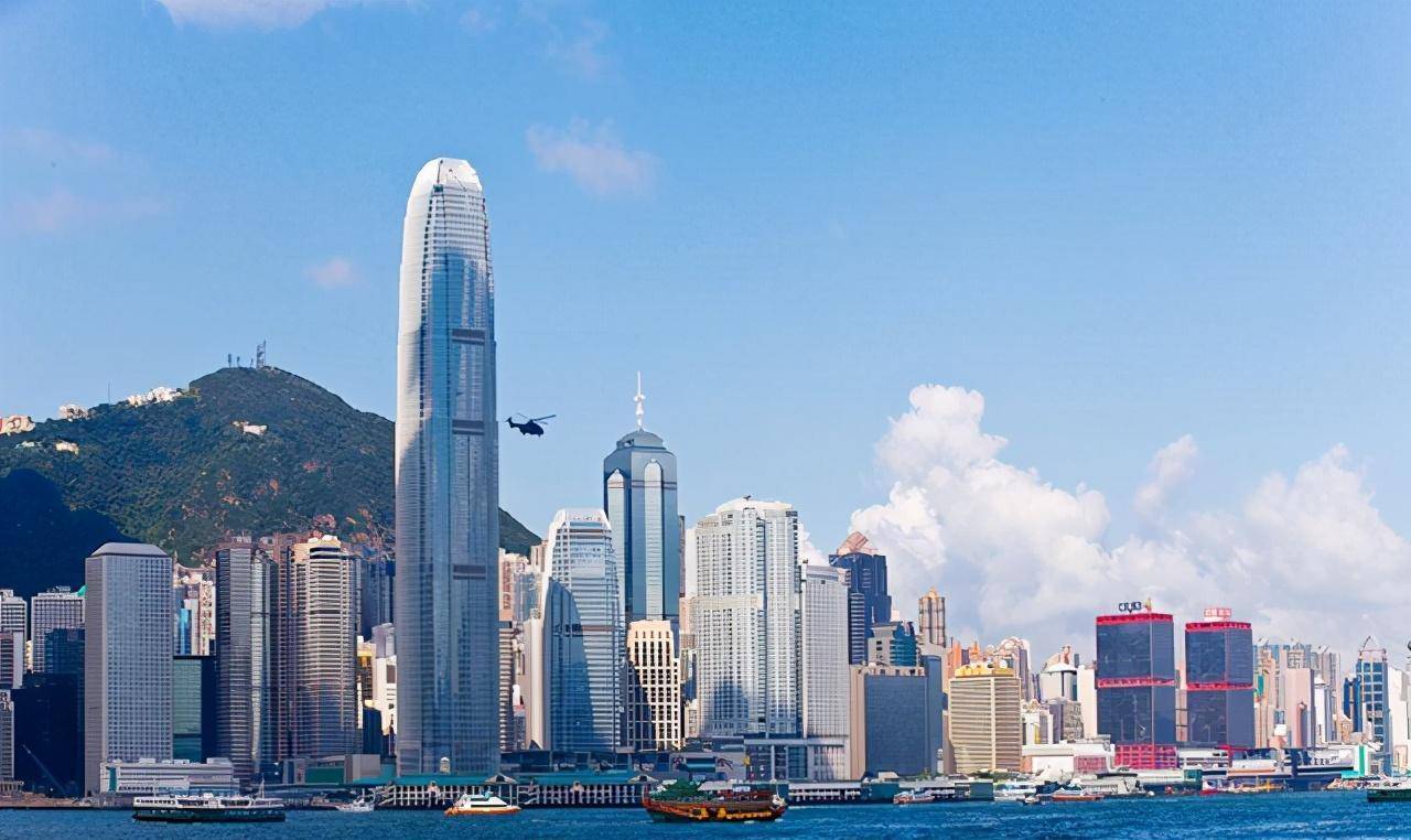 外交部原部长：香港回归前，英政府每年拿走上千亿英镑